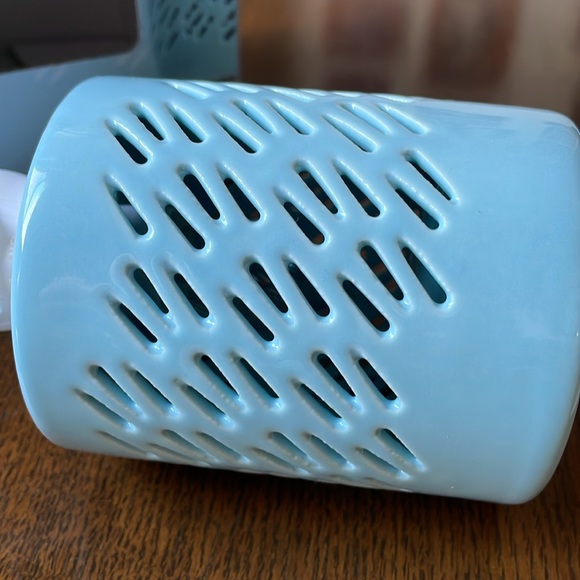 NWT Bluzen Ceramic Plug-In Essential Oil Diffuser in lovely powder blue + oil - Picture 5 of 11